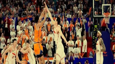 郑钦文抢七逆转赢下首局，暂时领先莱巴金娜——央视新闻客户端报道